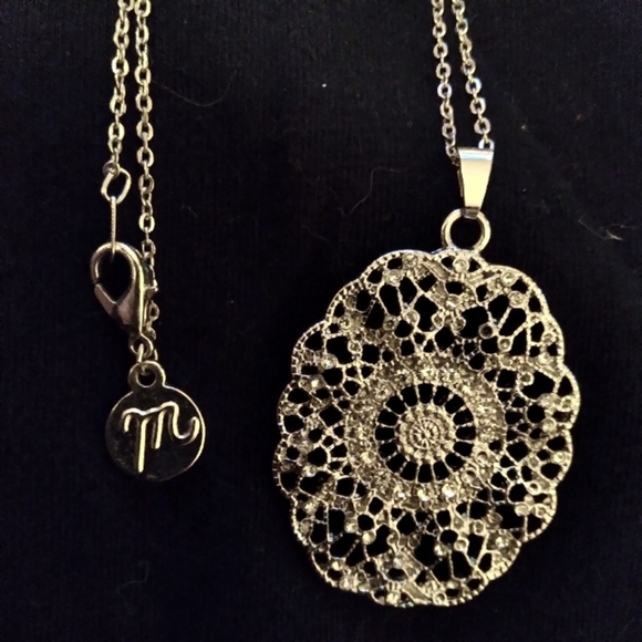 Silvertone necklace and interwined bangles - Picture 3 of 9